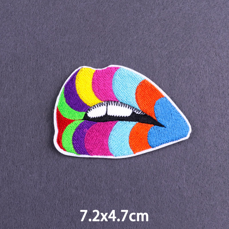Love Is Love Heart Toppe sui v - Embroidery Lips recensione e prezzo
