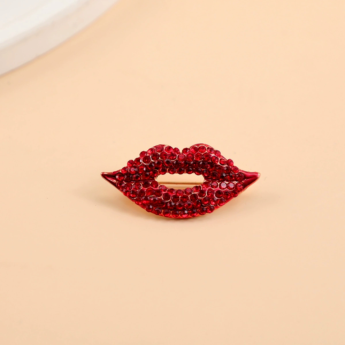 Pieno di spille a forma di lab - Embroidery Lips recensione e prezzo